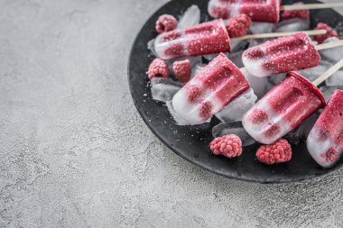 Ev yapımı ahududulu dondurma.