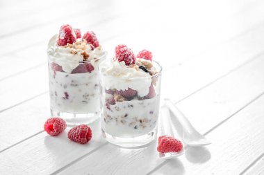 Yoğurt ve ahududulu granola.