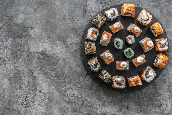 Sushi set on a round board — Stock Photo, Image