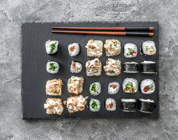 Sushi na boardzie prostokątne — Zdjęcie stockowe