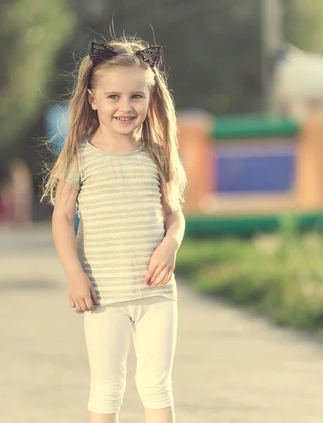 Маленькая счастливая девочка ходит — стоковое фото
