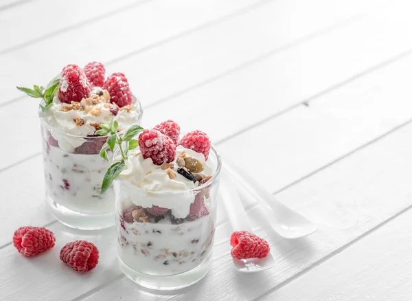 Granola com iogurte e framboesa — Fotografia de Stock
