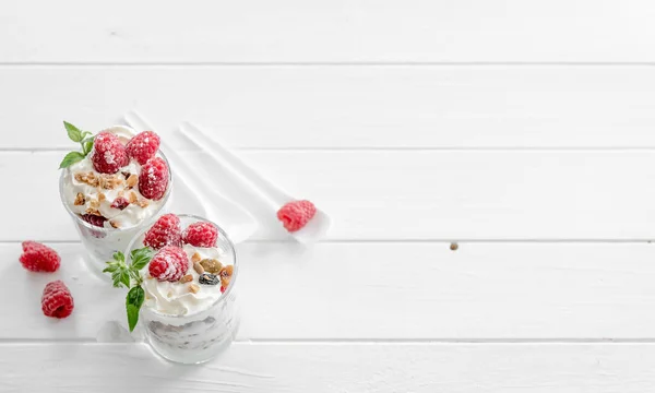 Granola with yoghurt and raspberry — Stock Photo, Image