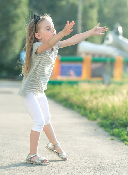 Kleines glückliches Mädchen zu Fuß — Stockfoto