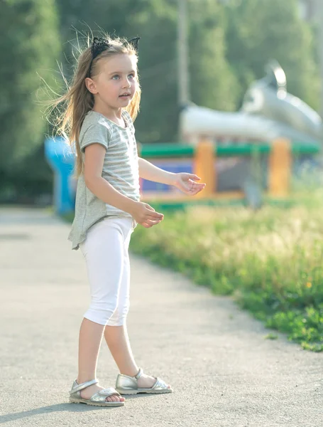 Malá šťastná dívka chůze — Stock fotografie