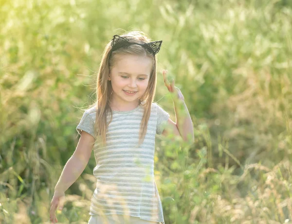 Niña feliz al atardecer —  Fotos de Stock