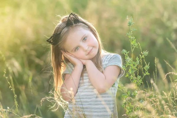 Pequena menina feliz ao pôr do sol — Fotografia de Stock