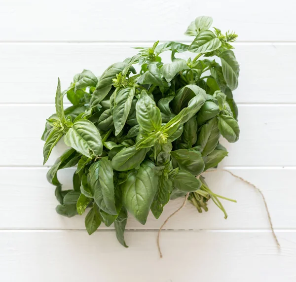 Ramo de albahaca sobre un fondo de madera —  Fotos de Stock