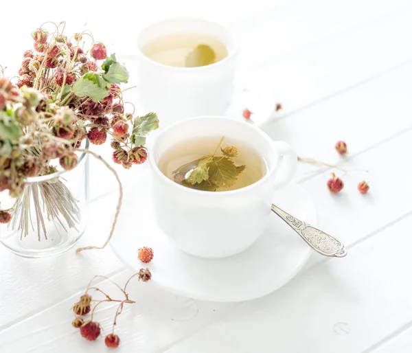 Çilek çay iki bardak — Stok fotoğraf