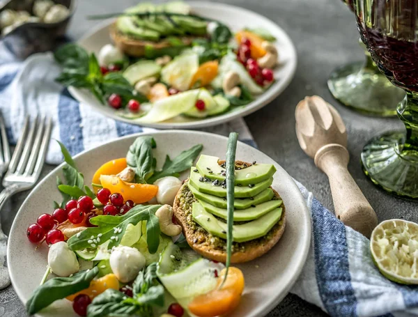 Vegetarisches Abendessen - Salat und Wein — Stockfoto