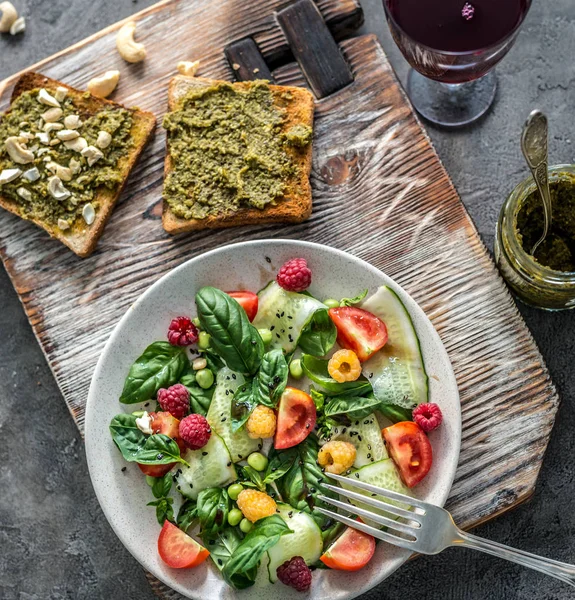 Vegetarisches Abendessen - Salat und Wein — Stockfoto
