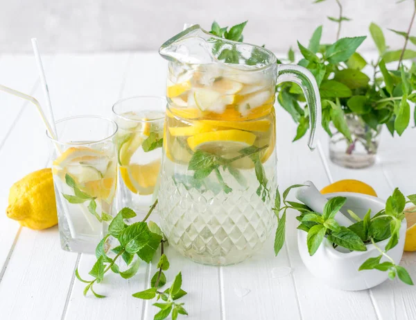 Lemonade and ingredients for its preparation — Stock Photo, Image