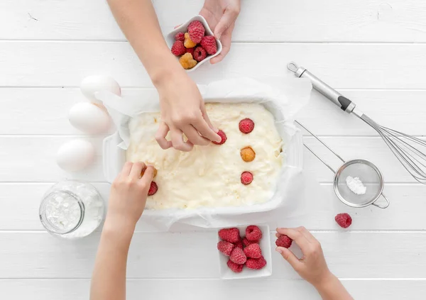Children decorate the cottage cheese casserole — Stock Photo, Image