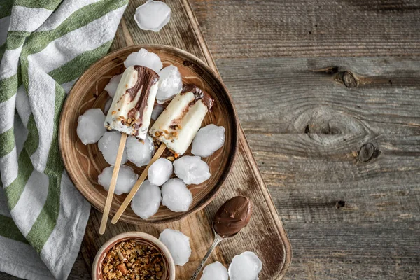 Domowe lody krem z czekoladą i musli — Zdjęcie stockowe