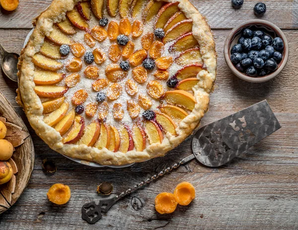 Meruňkový koláč nebo koláč s čerstvým ovocem — Stock fotografie