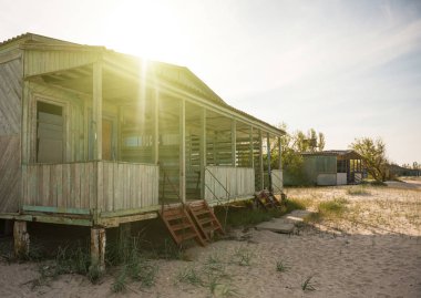bir seaside haritasında eski ahşap kabin