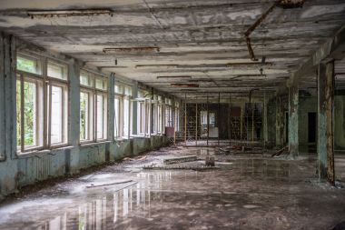 Pripyat terk edilmiş okul salonunda