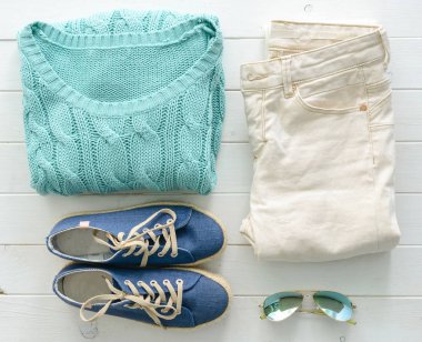 ahşap masa üstten görünüm üzerinde katlanmış kadınlar giysiler dizi