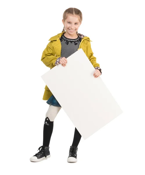 Sorrindo menina com folha em branco nas mãos — Fotografia de Stock