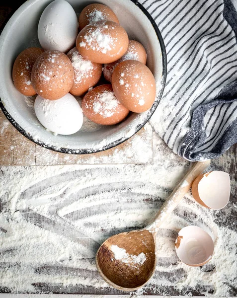 Conchas vazias de ovos na mesa polvilhadas com farinha, vista superior — Fotografia de Stock