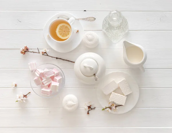 Tiny handen met snoep voor thee ceremonie, topview — Stockfoto
