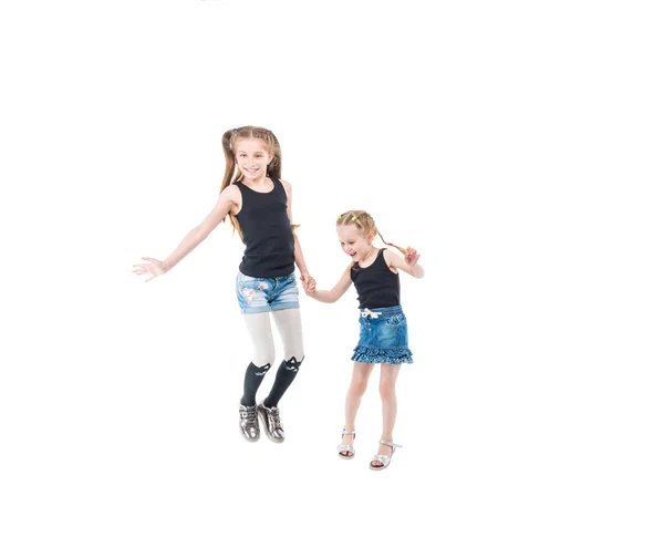 Två systrar spela, leende och hålla händerna — Stockfoto