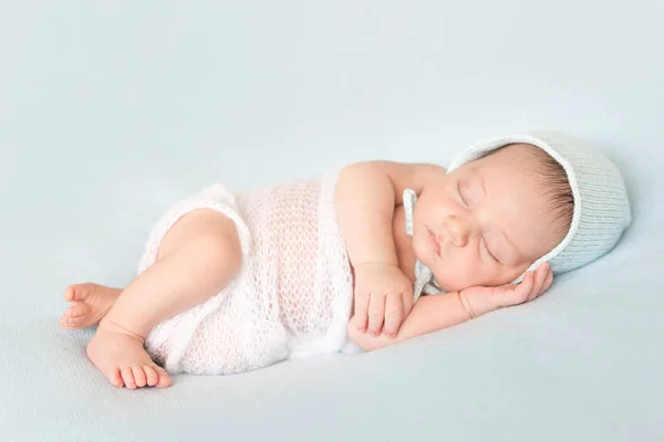 Härlig sover omfattas nyfödd baby — Stockfoto