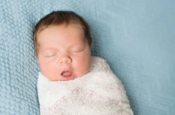 口を開けて寝ている甘いの生まれたばかりの赤ちゃん — ストック写真