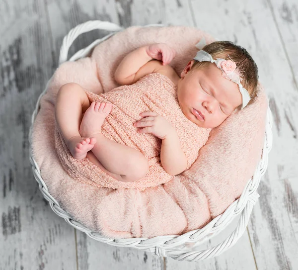 Sweet baby śpiący newborn na miękkie plaid w koszyku — Zdjęcie stockowe