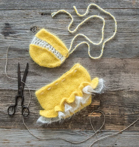 Ярко-желтая шляпа и брюки для младенцев, вид сверху — стоковое фото