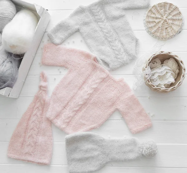 Розовая и серая одежда для младенцев, ручной работы, вид сверху — стоковое фото