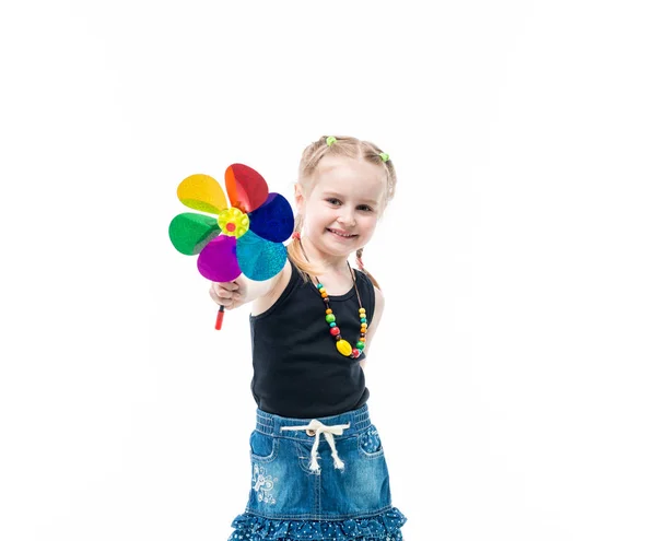 Leende blondin unge med spinning leksak bära linne — Stockfoto