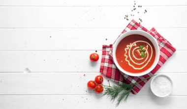 Domates çorbası dereotu, metin, TOPVIEW için yer ile