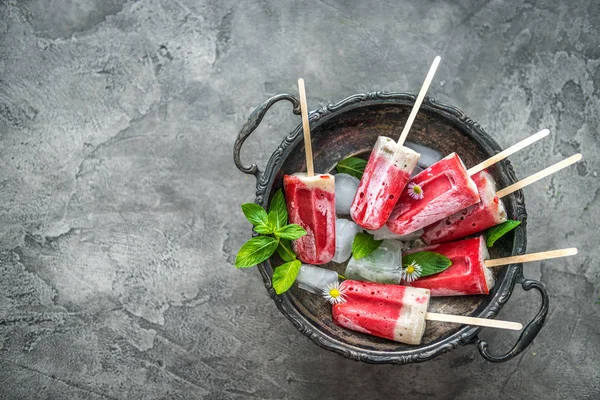 Helado casero con plátanos y fresas, vista superior — Foto de Stock