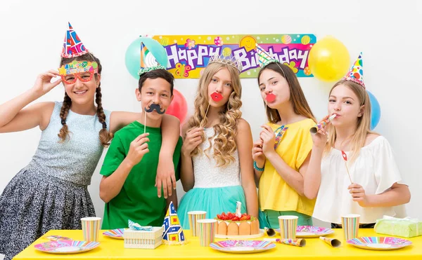 Adolescentes em uma festa de aniversário — Fotografia de Stock