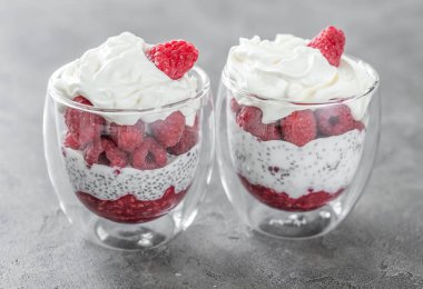 Yoğurt chia tohum ve ahududu ile gelen tatlı