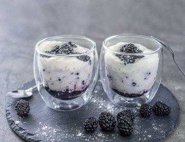 Yoğurt böğürtlen ile gelen tatlı