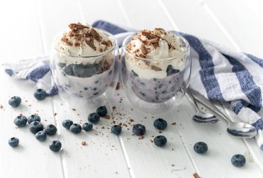 Yoğurt yaban mersini ve çikolata ile gelen tatlı