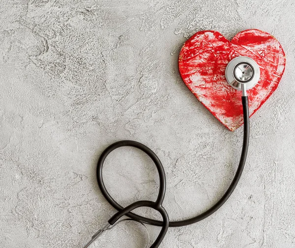 Steteskop ve gri arka plan üzerinde kalp — Stok fotoğraf