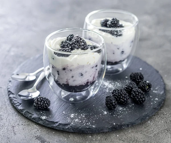 Deser z jogurtu z jeżyn — Zdjęcie stockowe