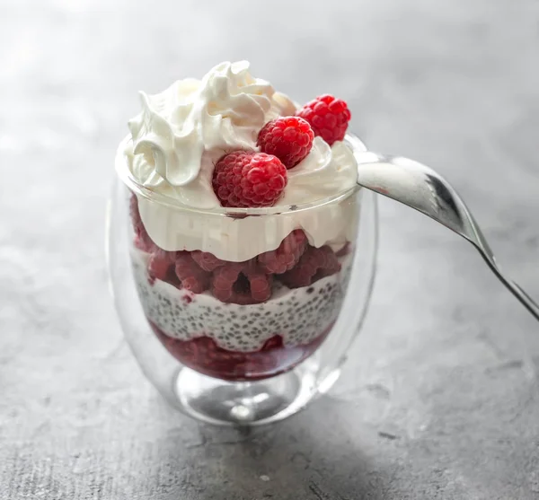 Десерт из йогурта с семенами чиа и малиной — стоковое фото
