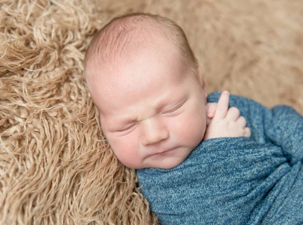 Kleines Kind in einen blauen Schal gewickelt — Stockfoto