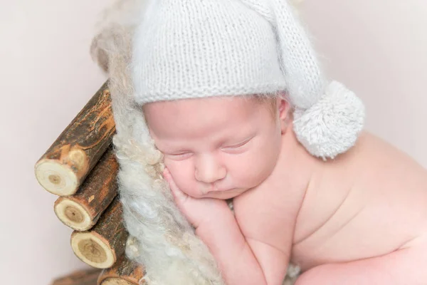 Newborn baby sleeps on a wooden crib — Stock Photo, Image