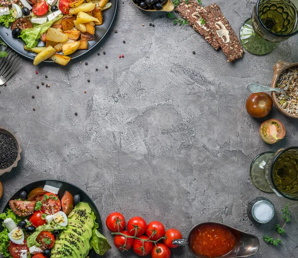 Vegetarisches Abendessen - Bratkartoffeln und frischer Gemüsesalat — Stockfoto