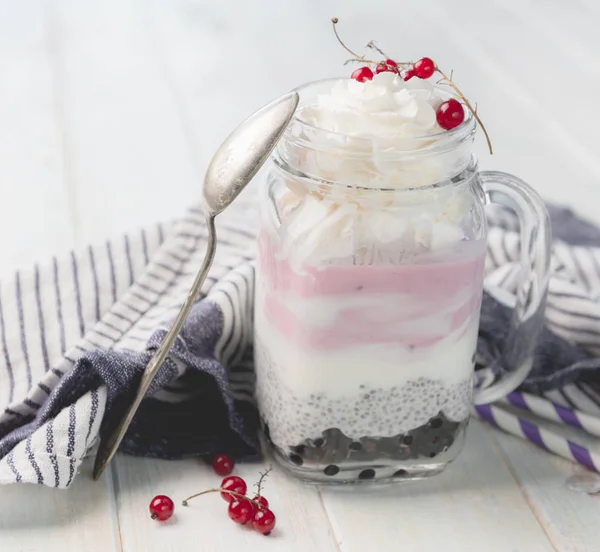Yoğurt chia tohum ve kuş üzümü ile gelen tatlı