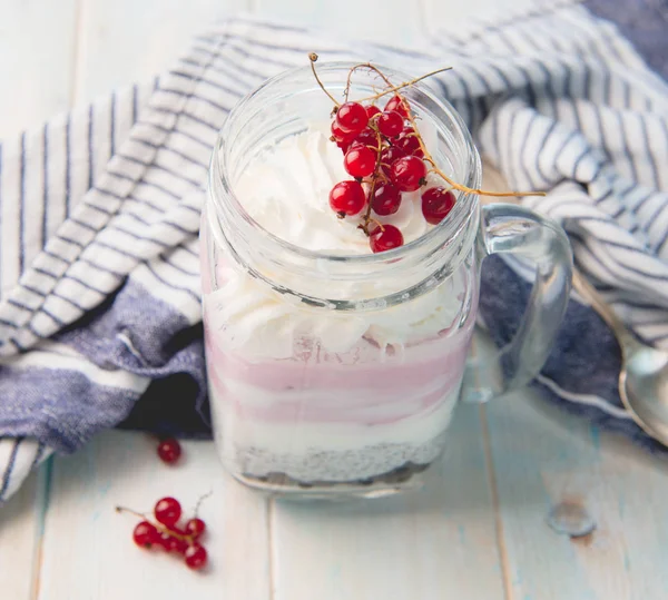 Yoğurt chia tohum ve kuş üzümü ile gelen tatlı
