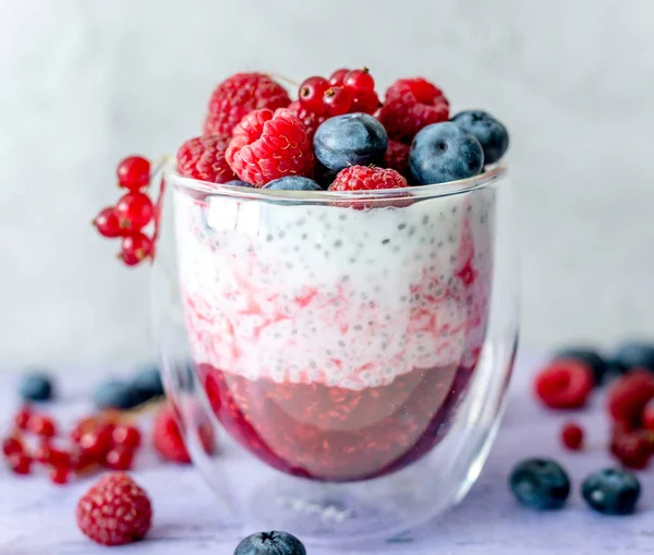 Sobremesa de iogurte com sementes de chia, framboesas e mirtilos — Fotografia de Stock