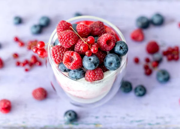 Yoğurt chia tohum, ahududu ve yaban mersini ile gelen tatlı