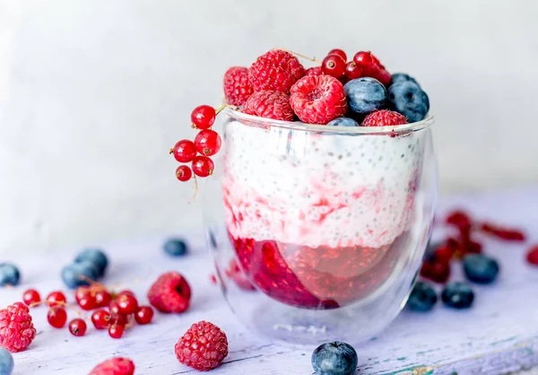 Yoğurt chia tohum, ahududu ve yaban mersini ile gelen tatlı
