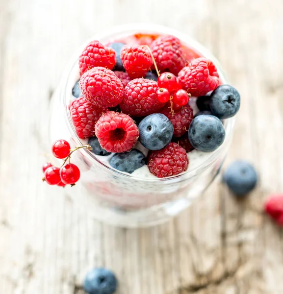 Sobremesa de iogurte com sementes de chia, framboesas e mirtilos — Fotografia de Stock